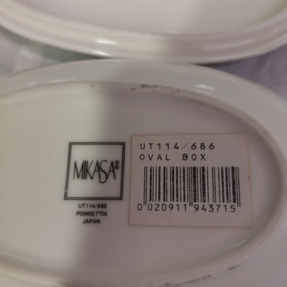 Mikasa Christmas Oval Candy/Trinket Dish Porcelain Ceramic Basket of Poinsettas - Picture 4 of 7